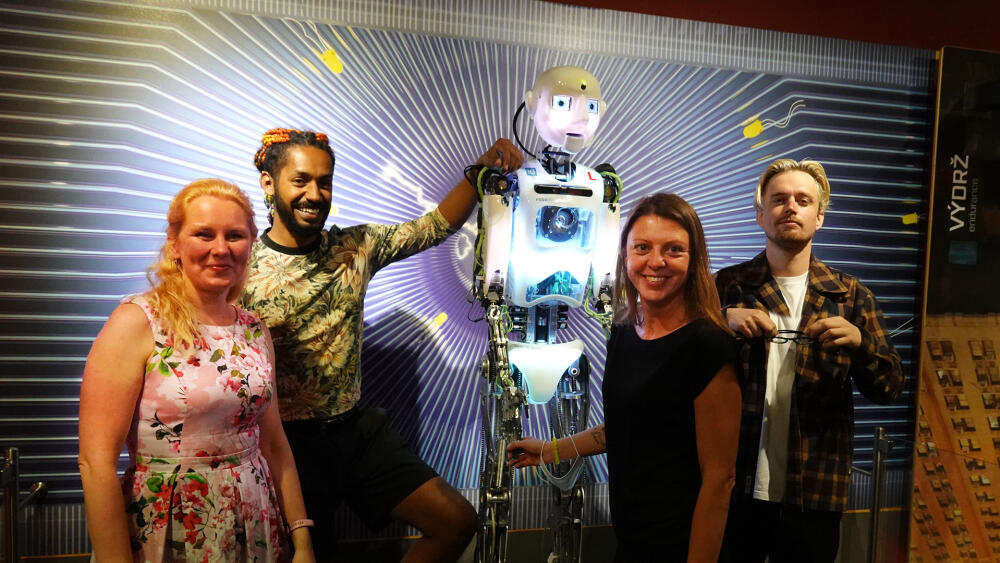 Ambasadoři Silvie Langrová, Yemi A.D., Markéta Pechová, Paulie Garand a robotický tiskový mluvčí kampaně Thespian.