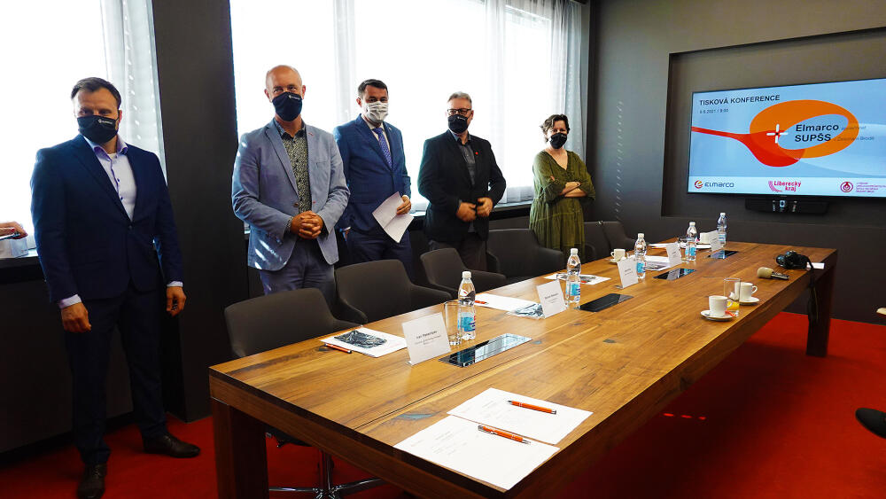 Ivan Ponomarev, manažer ELMARCO s.r.o., Miloslav Masopust, jednatel společnosti ELMARCO s.r.o., Martin Půta, hejtman Libereckého kraje, Jan Hásek, ředitel SUPŠS Železný Brod, Iva Vosáhalová, předsedkyně komise odborných předmětů.