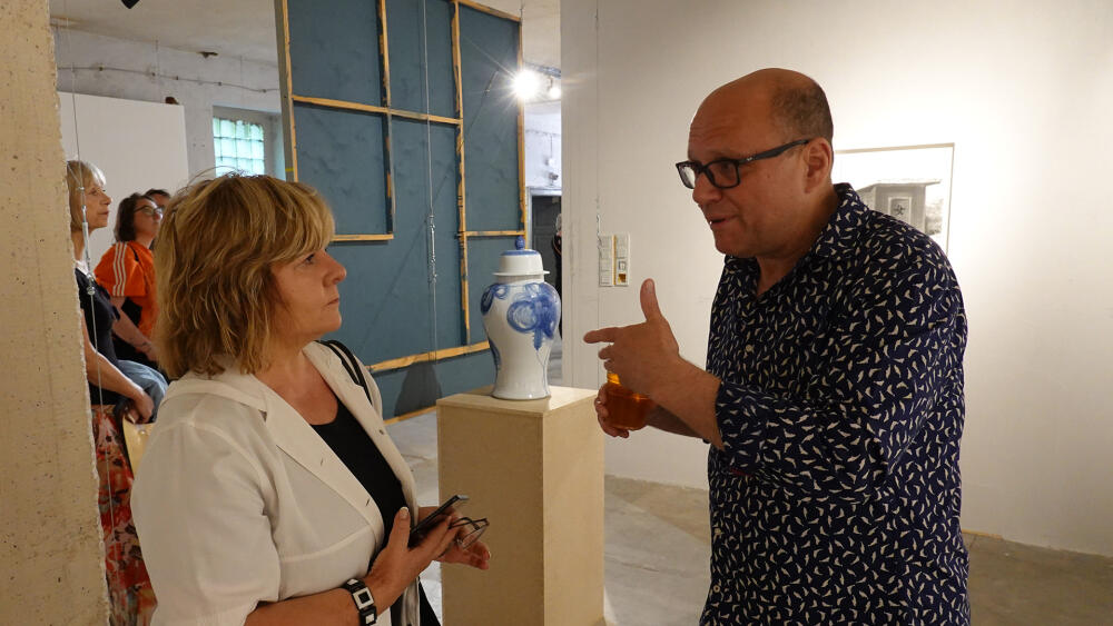 Martin Dostál, kurátor Kunst Haly, v rozhovoru s krajskou radní Květou Vinklátovou.