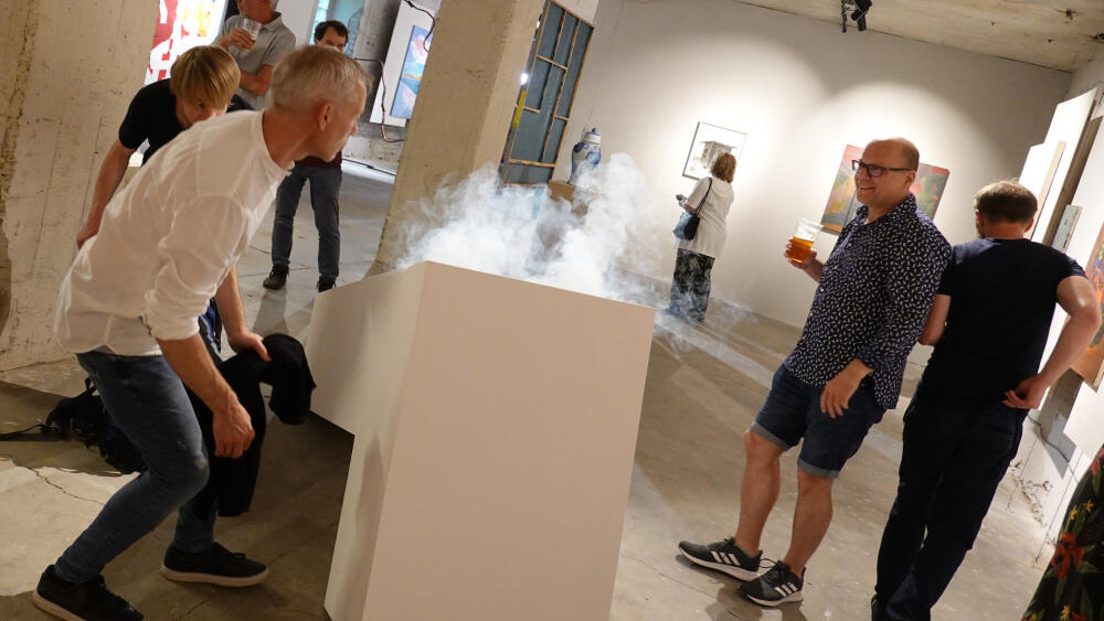 Výtvarník, architekt a pedagog Jan Stolín spouští svůj výtvarný objekt.