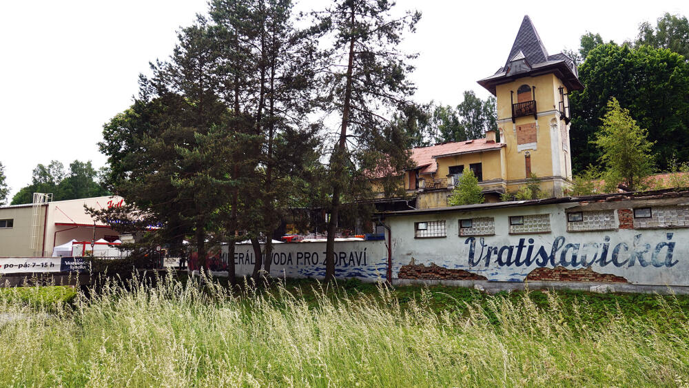 Současný pohled na zámeček od tramvajové trati.