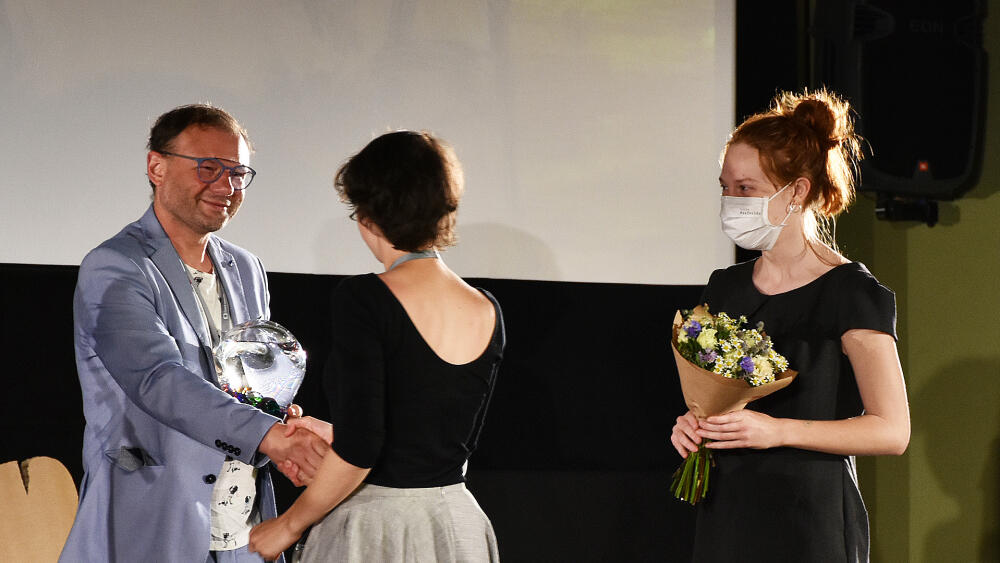 Cenu za Nejlepší české animované dílo napříč kategoriemi (Cena České televize) předal Anně Podskalské manažer vývoje pořadů pro děti a mládež ČT Luděk Horký.