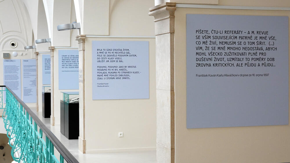 Důležitou, nejen popisnou součástí výstavy, je textová část, přímo korespondující s obrazy.