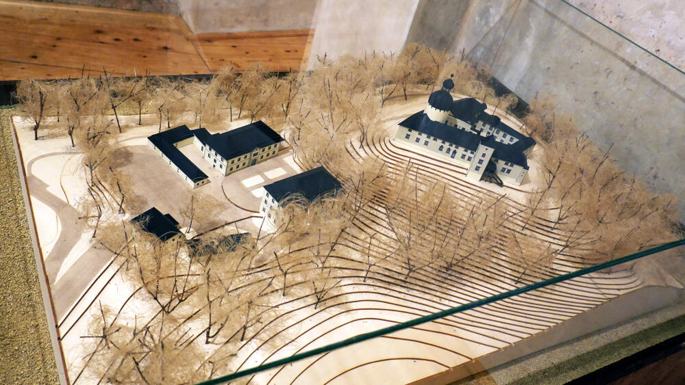 V archeologické expozici najdete i model hradu s jeho širším okolím.