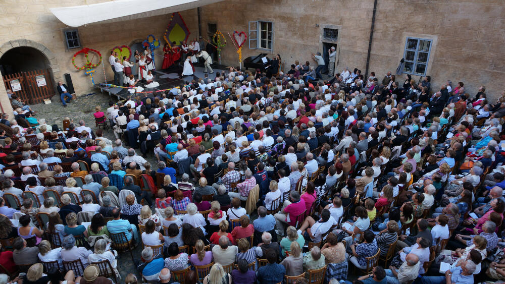 Archivní foto z Benefice pro Grabštejn, které řadu let pořádal operní pěvec Luděk Vele. Roku 2013 se hrála Carmen.