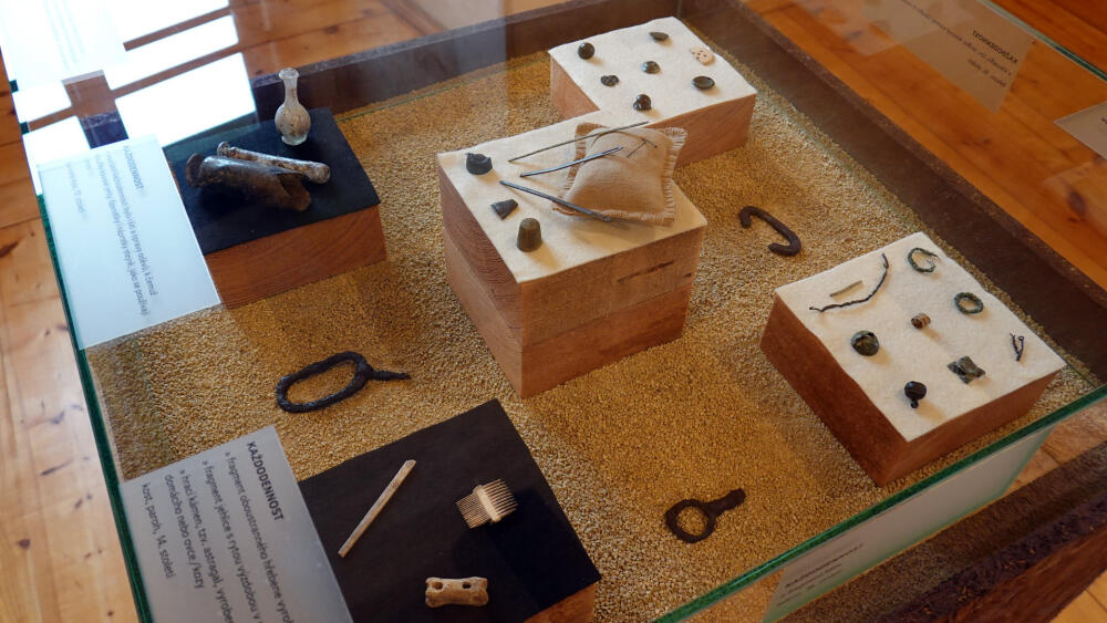 Exponáty nejsou řazeny chronologicky, ale tématicky.