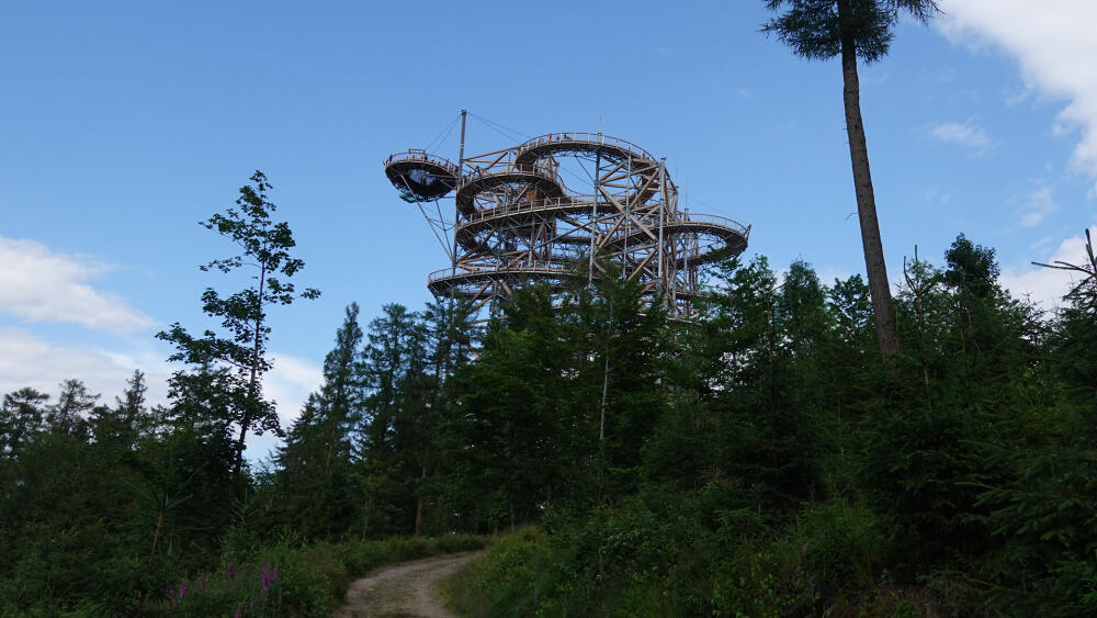 Sky Walk z přístupové cesty. Kdyby fotografie obsahovala zvuk, zdálo by se vám, že jdete k přeplněnému koupališti.
