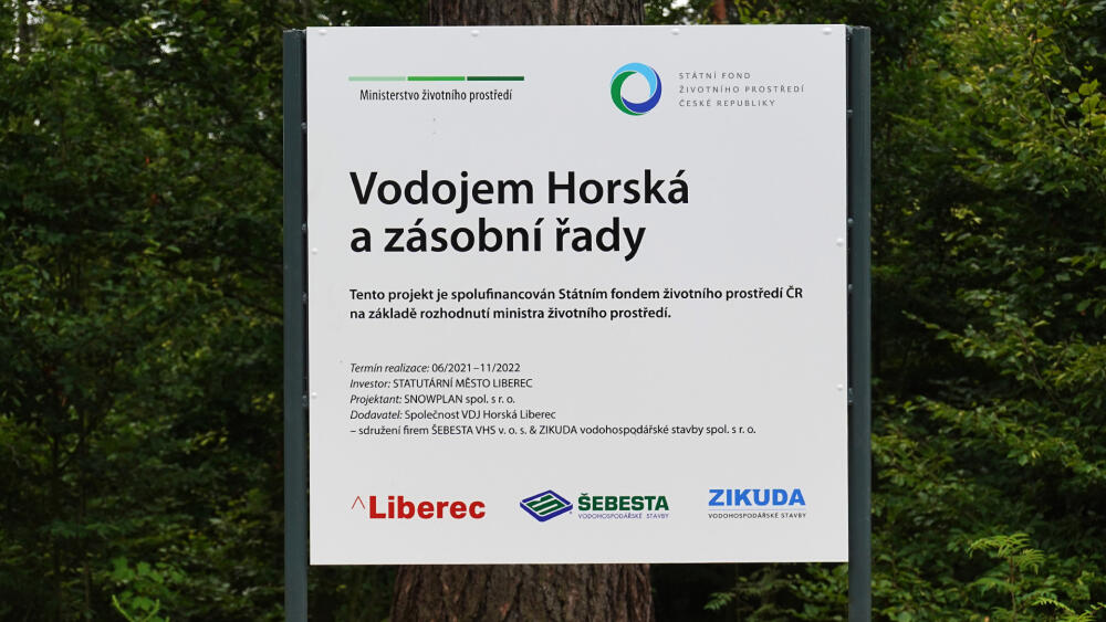 Že sem nastoupí technika, zatím prozrazuje jen informační cedule.