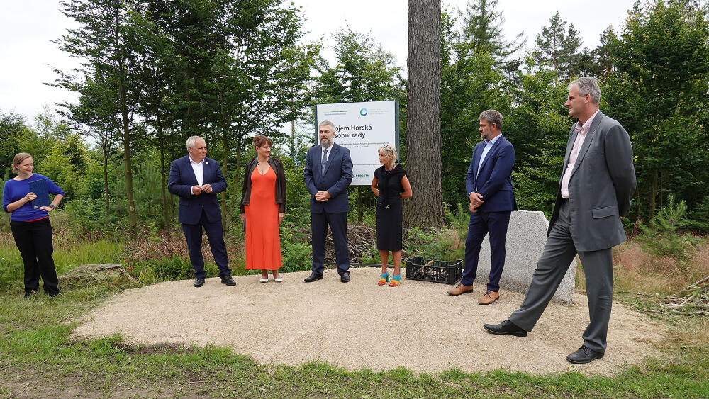 Z leva: proj. manažerka R. Davidová, primátor J. Zámečník, náměstkyně R. Loučková Kotasová, gen. ředitel SVS B. Špičák, M. Slavíková, ředitelka lib. pob. Severočeské servisní, poslanec PČR D. Pražák a náměstek primátora J. Šolc.