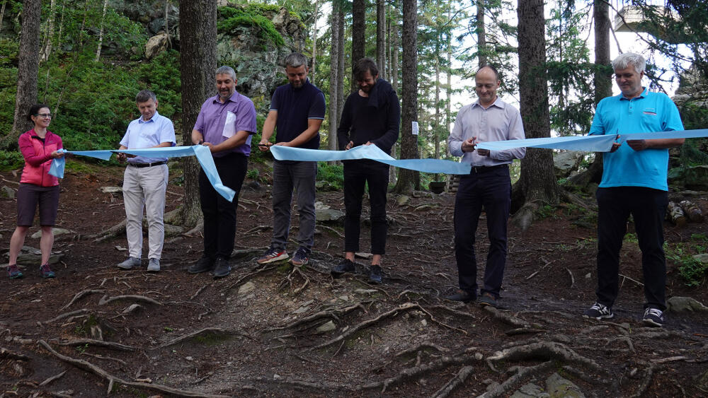 Pásku stříhají (z leva):  Jacek Kubielski, starosta Piechowic,  Petr Matyáš, starosta Rokytnice, Jaromír Soukup za zhotovitele Strix Chomutov a.s., Jan Mach za Mjölk, Jiří Ulvr, člen rady kraje, a Jiří Horáček za Ministerstvo pro místní rozvoj.