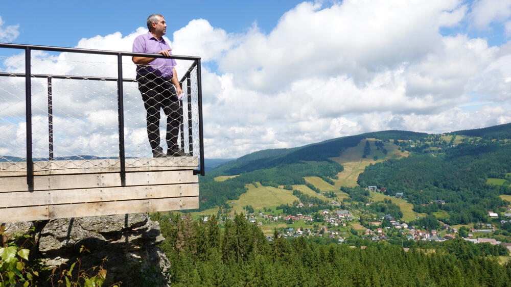 Petr Matyáš, starosta Rokytnice nad Jizerou, se kochá pohledem na své město.