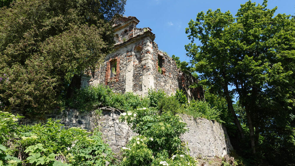Ruina kostela sv. Havla v Bílém Kostelci.