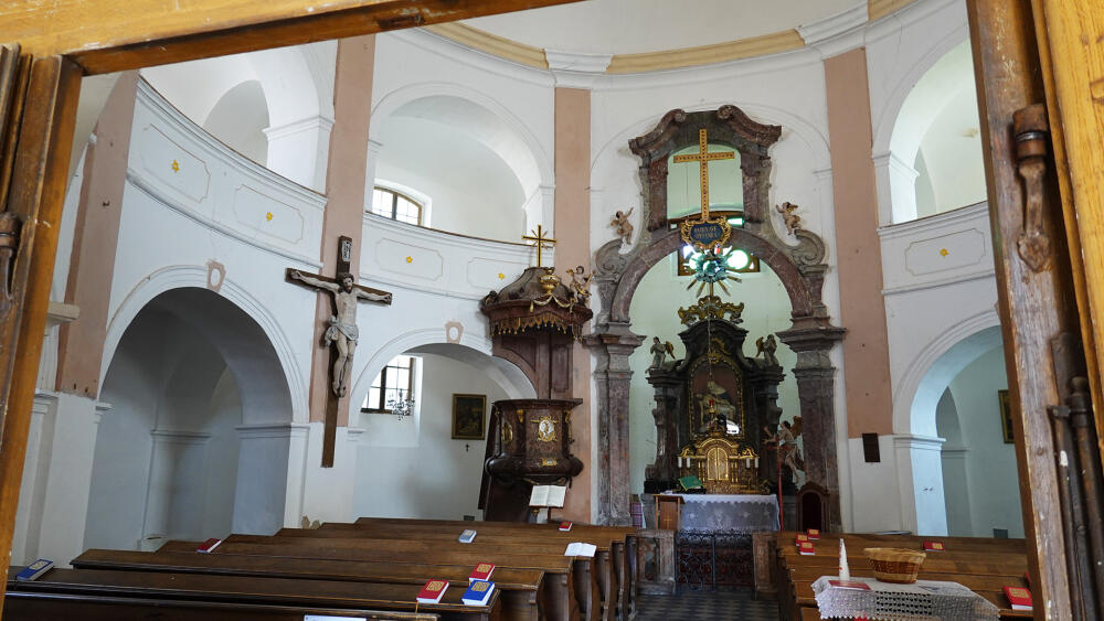 Interiér levínského kostela.
