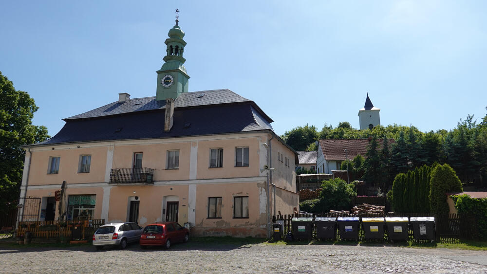 Levínská fara, nad ní se tyčí zvonice, která dnes slouží jako rozhledna.