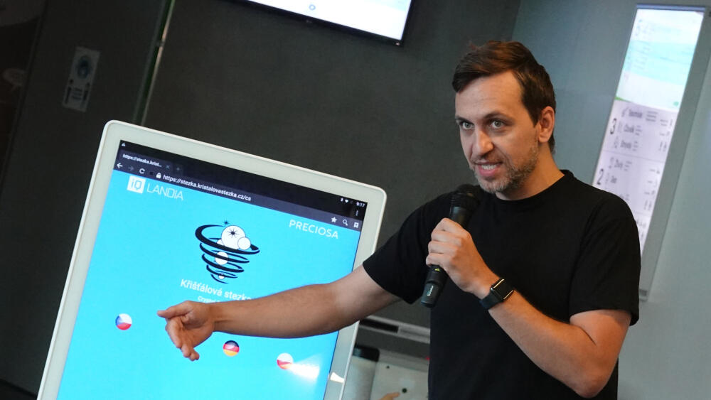 Petr Desenský představuje webovou aplikaci, která vás provede stezkou až k získání hesla pro rozsvícení křišťálové Molekuly. 