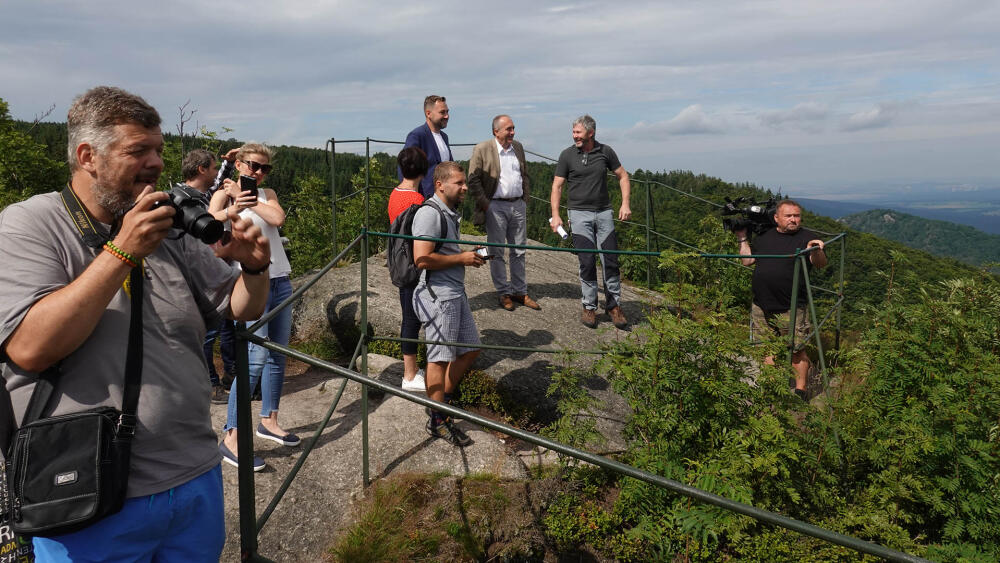 Česko si bylo schválením nominace natolik jisté, že zorganizovalo improvizovaný presstrip do terénu již dopoledne, ještě před tím, než na bučiny došla na jednání ve Fu-čou řada.