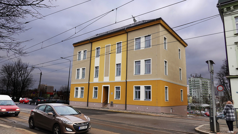 Opravený dům v Žitavské ulici už slouží novým obyvatelům. Foto: Mad