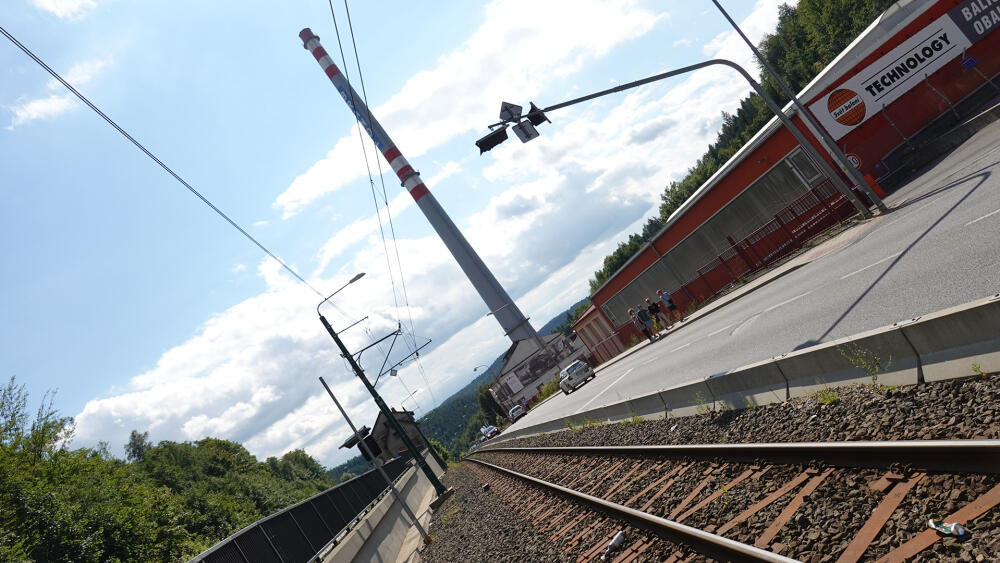 Odstřelit víc jak sto šedesáti metrový komín na takto frekventovaném a zastavěném místě bude mistrovský kousek.