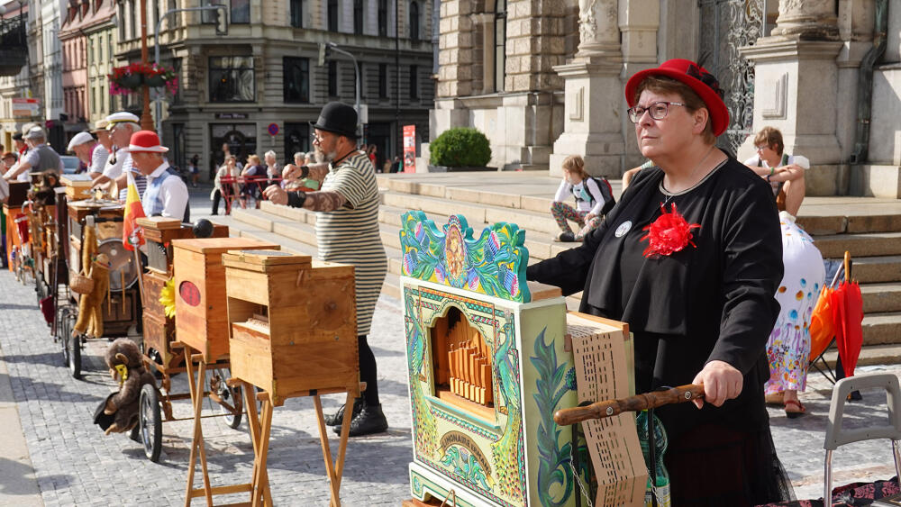 Zelený flašinet v popředí, hrající podle děrných štítků, dorazil až z Francie.