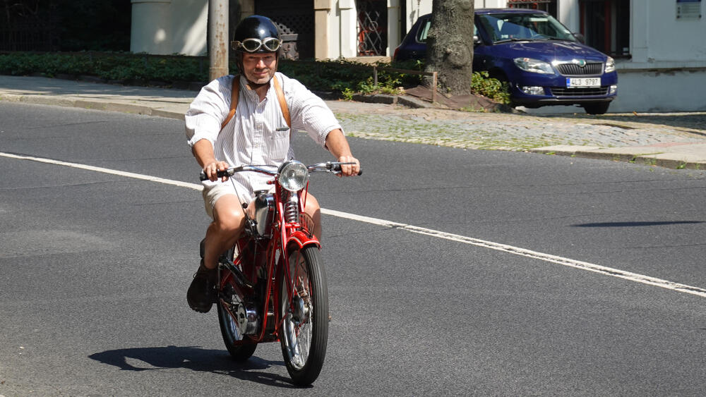 Závodila velká auta i malé motorky, nebo spíše motokola.
