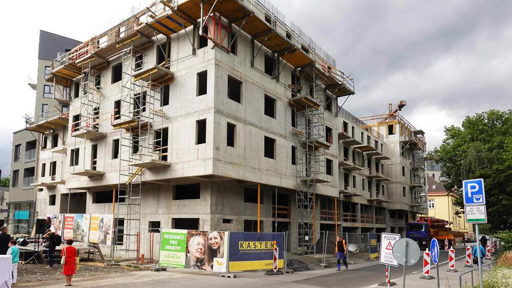 Rezidence RoSa 19. srpna 2021. Jak je vidět, do slavení glajchy zbývá postavit zhruba tři patra.