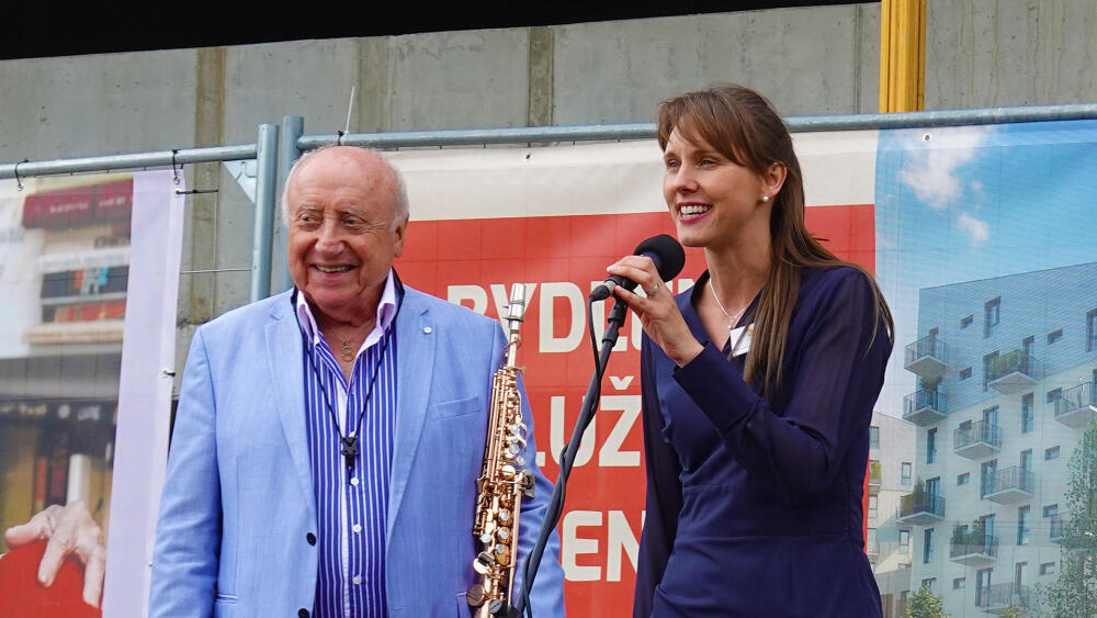Felix Slováček nejen hrál, ale lidi i pobavil historkami a vzpomínkami na LVT.
