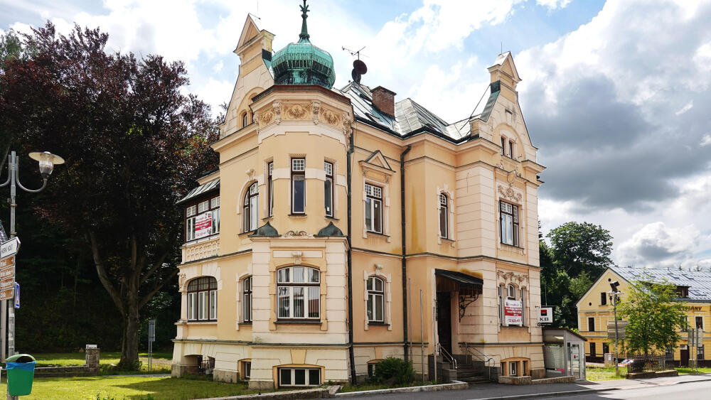 Jedna z rokytnických výstavných budov, dnes sídlo Komerční banky.