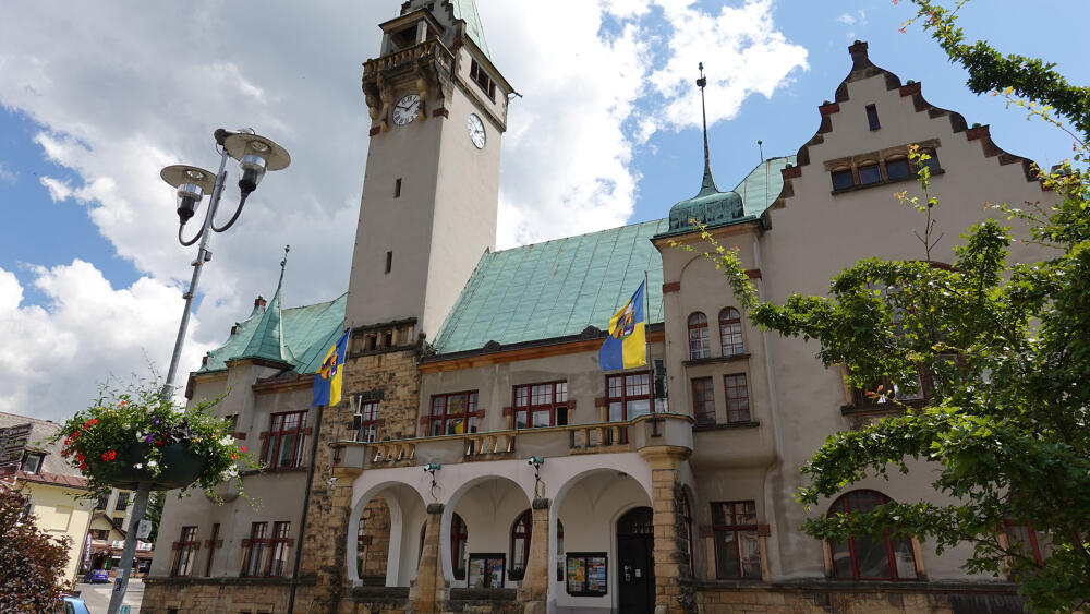 Radnice pochází z roku 1903 a nedávno prošla rekonstrukcí.