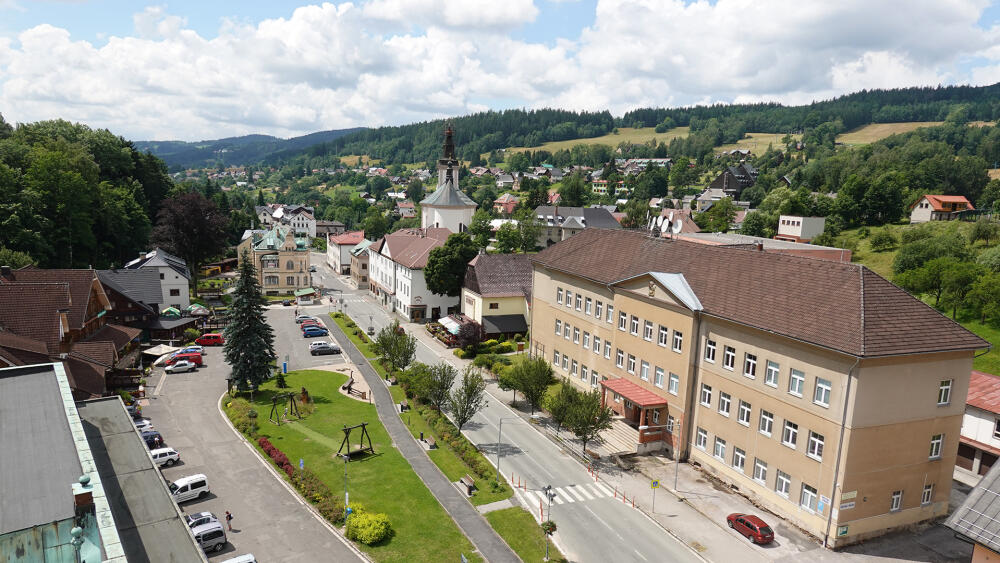 Balkón nabízí především pohled na náměstí.