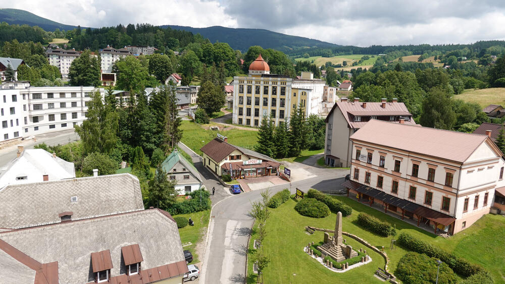 Pohled z balkónu radnice směrem do Horní Rokytnice.
