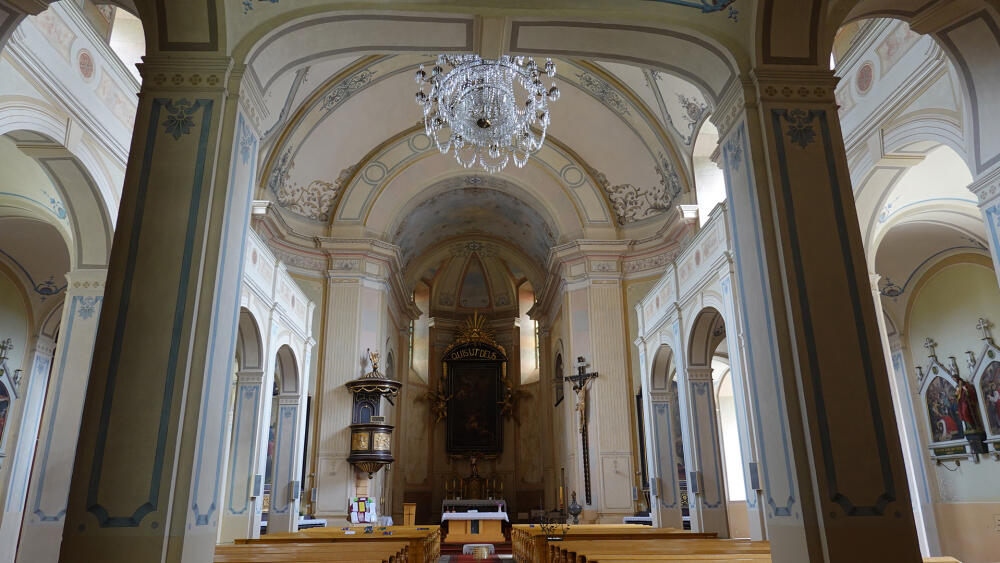 Interiér kostela sv. Michaela je již spíše klasicistní.