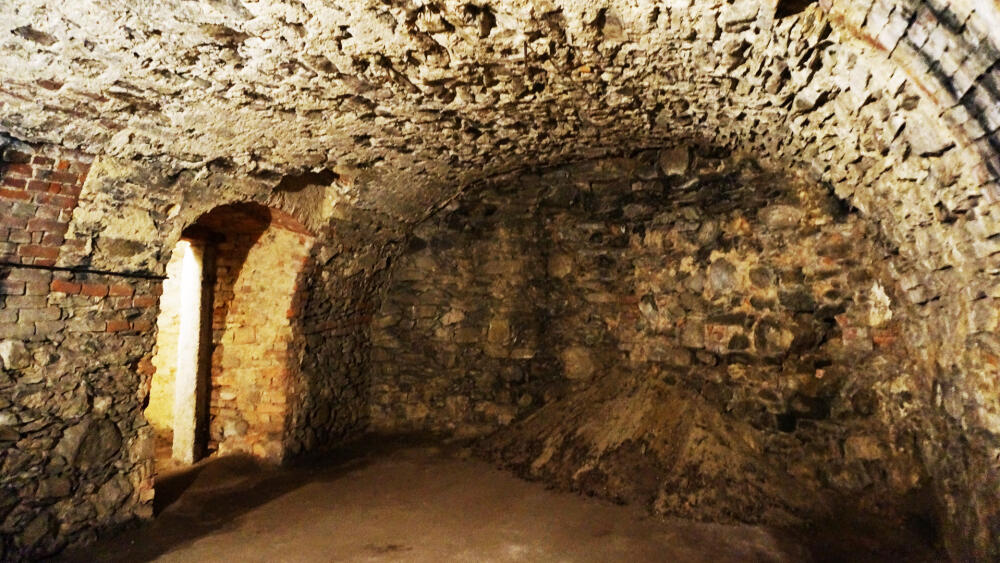 Za touto zdí frýdlantského sklepení měly být bedny údajně schovány. Ani moderní přístroje ale žádné další prostory neodhalily.