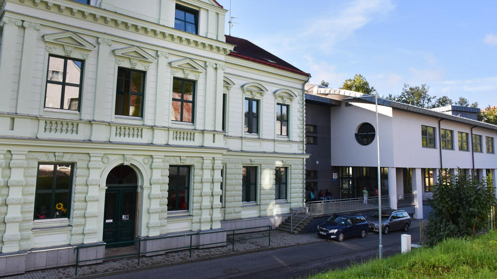 Stará a nová budova jsou citlivě spojené v jeden celek.