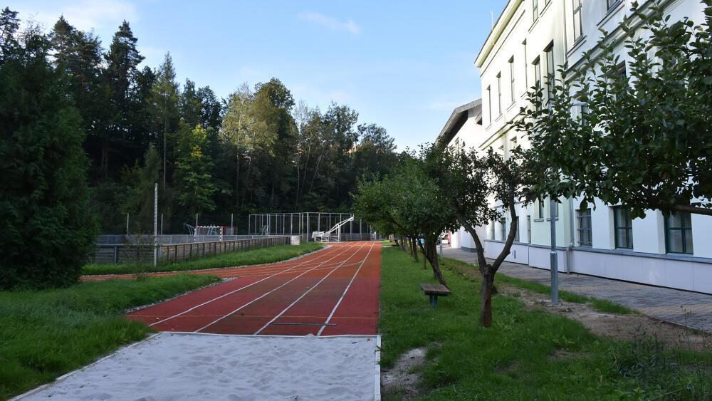 Součástí areálu je parádní hřiště.
