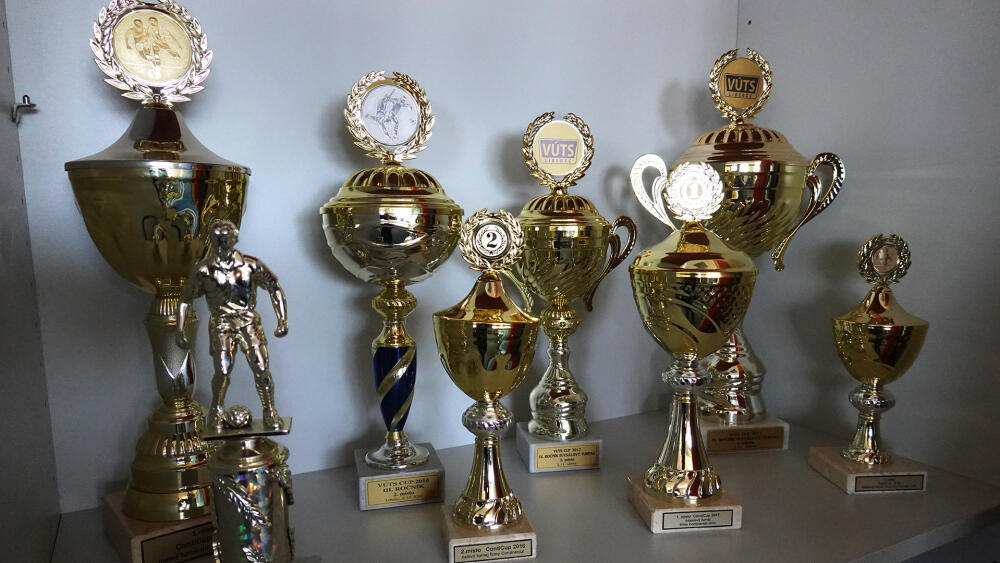 Trofeje sportovní naopak svědčí o sehranosti kolektivu.