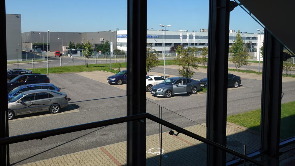 VÚTS pracuje pro firmy na druhém konci světa i pro firmy sídlící doslova přes ulici. Tím druhým příkladem může být Knorr – Bremse, vyrábějící komponenty pro automobilový průmysl. Ostatně, firmy z oblasti automotive patří k velmi početné skupině zákazníků.