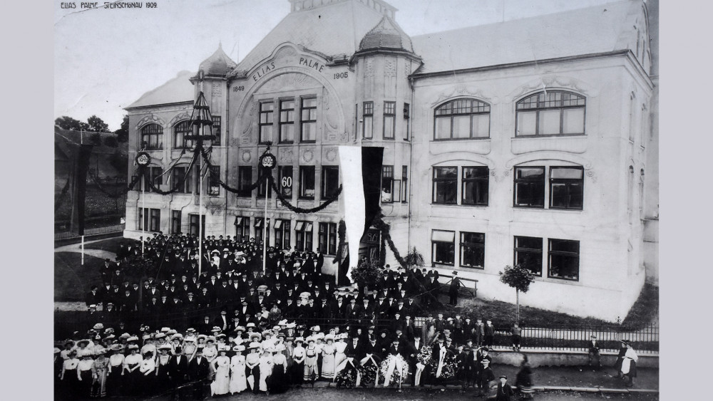 Zaměstnanci Eliášky před svojí fabrikou v roce 1909. (Reprofoto z infopanelu V Kam. Šenově.)