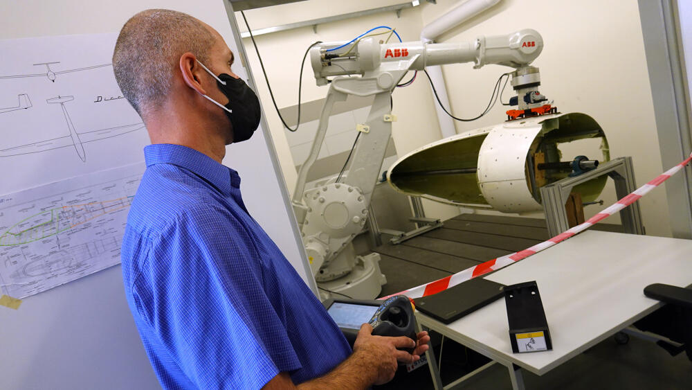 Prototyp robotizovaného pracoviště na výrobu draků letadel.