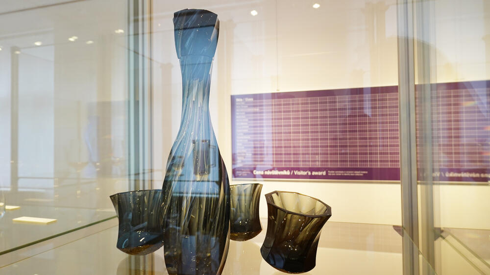 Trendy v podání mezinárodní porotou oceněného Crystal Creative. Fotografie pochází ze zahájení výstavy v červnu 2020, takže tabule pro návštěvnické hodnocení, visící v pozadí, je zatím prázdná.