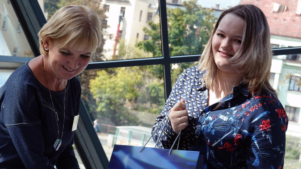 Cena byla rovněž předána Lucii Tahalové ze SUPŠ v Ústí nad Orlicí, ale ne v rámci trienále. Sympatická dívka je vítězka Ceny Muzea skla a bižuterie v Jablonci nad Nisou, udělované v rámci soutěže Master of Crystal 2021 (Mistr křišťálu).