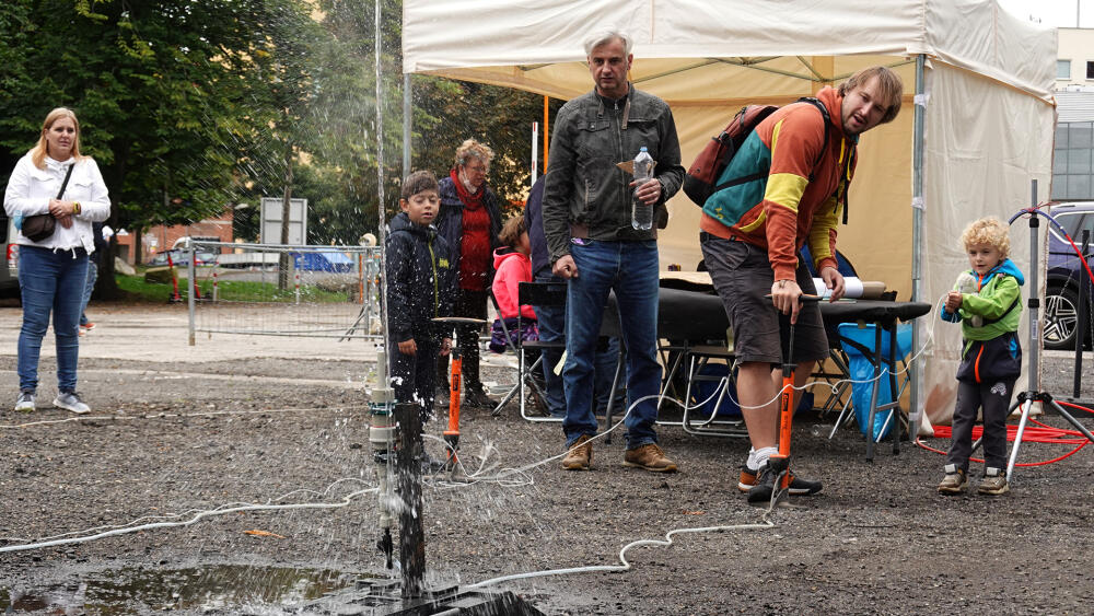 3...2...1...START! V expozici Make More jste si mohli postavit vlastní vodní raketu z petky a odpálit ji k obloze. Některé stroje létaly až na úroveň střechy podnikatelského inkubátoru.