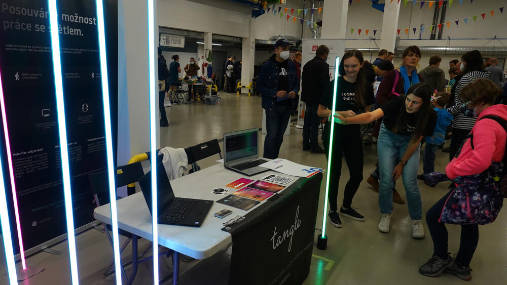 Systém Tangle Anny Veselé a Pavla Suchánka dává světlům život. Tyto světelné tyče reagují (nejen) barevně na různé podněty a vy si můžete vytvořit světelné animace.