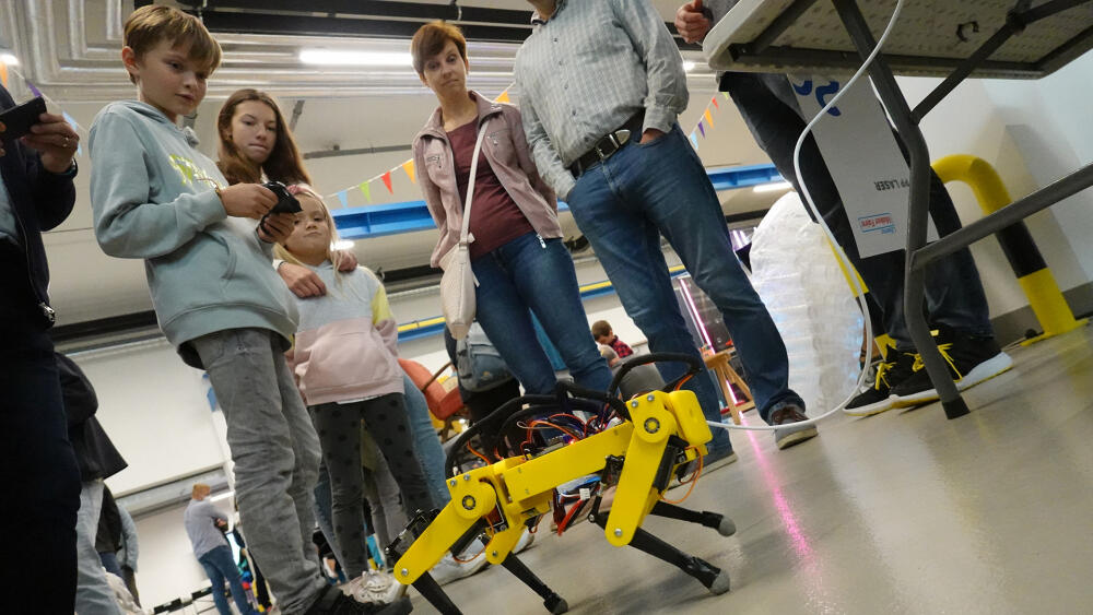 Dnes již vysokoškoláky Matěje Vedrala a Jakuba Jóna přihlásil s jejich úspěšnou maturitní prací na festival jejich učitel z liberecké průmyslovky. Oba pokračují v započaté práci, Jakub studuje ČVUT FEL a Matěj zůstal v Liberci. Studuje na strojní fakultě. 