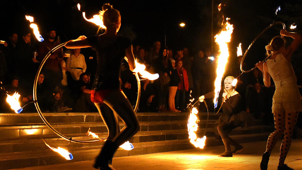 IGS 2018, zahajovací večer doprovázela ohňová show před divadlem.