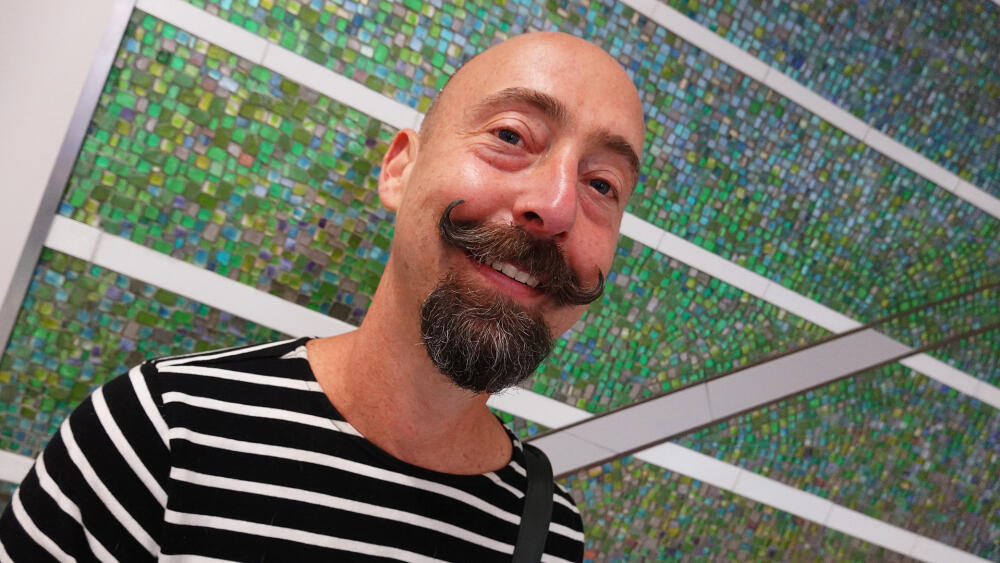 Sklářský výtvarník a scénograf Ricardo Hoineff, hlavní spoluautor letošní znělky IGS.