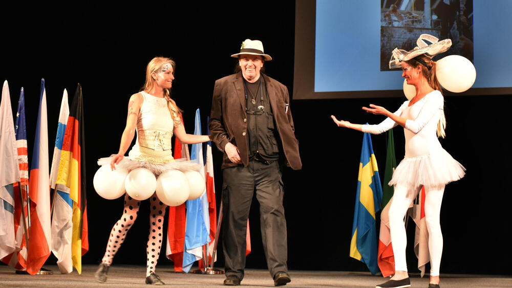 Tradiční součástí zahajovacího ceremoniálu IGS je uvedení významné sklářské osobnosti do Síně slávy IGS. Posledně byl takto poctěn sklářský výtvarník, malíř, kreslíř a pedagog Jiří Šuhájek.