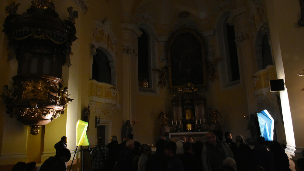 Sklo není vystaveno jen ve sklárnách a muzeích.