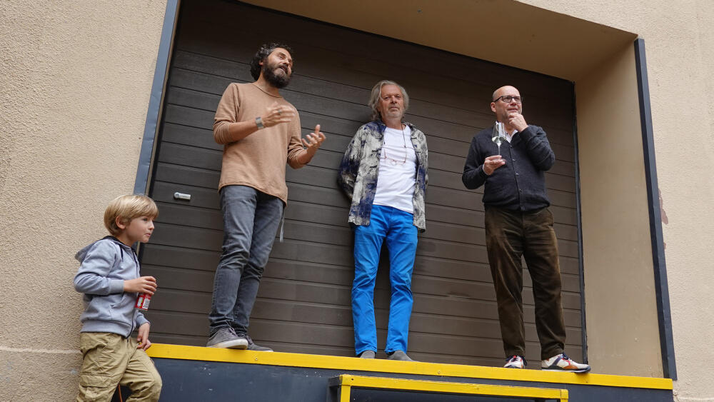 Vlevo stojí designér a spolumajitel firmy Interier – O,  Jakub Šulc se synem. Interier – O propůjčuje Kunst Hale prostory. Vedle něj je výtvarník Jiří David a skupinku uzavírá kurátor výstavy Martin Dostál.