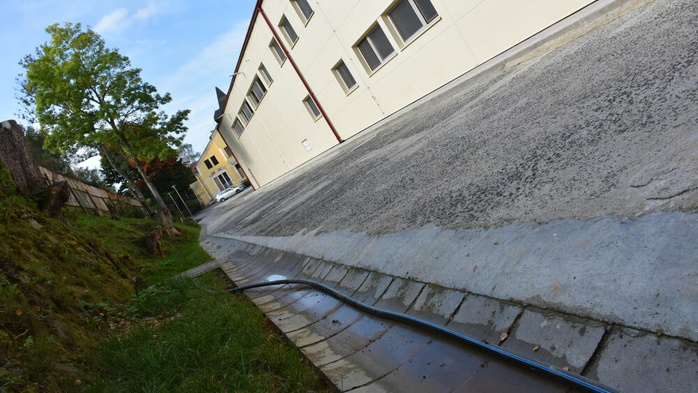 Vratislavická minerálka zatím teče touto nenápadnou plastovou trubkou.