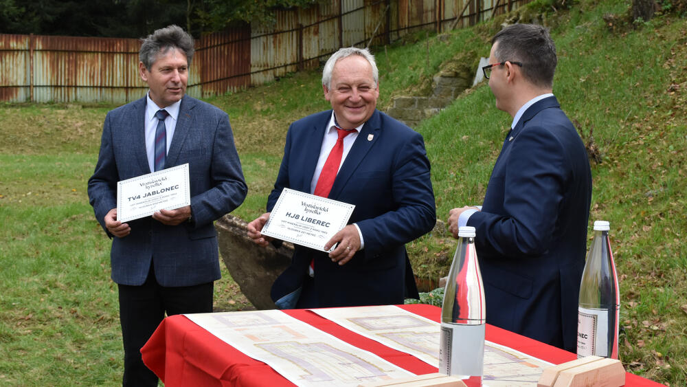 Jiří Čeřovský (vlevo), Jaroslav Zámečník a zády ke kameře stojí Jan Vokurka.